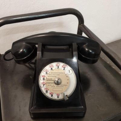 1 telephone noir bakelite