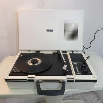 1 tourne disque grundig