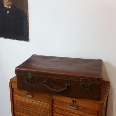 1 valise en bois recouvert