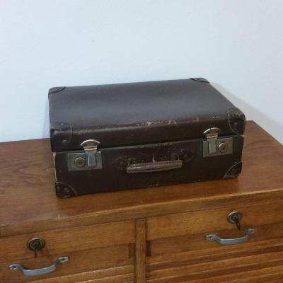 1 valise en carton bouilli marron