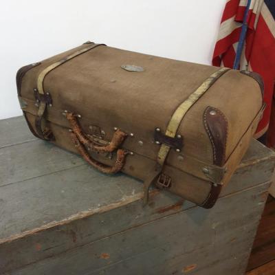 1 valise en toile marron