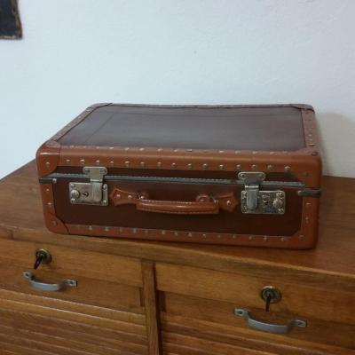 1 valise marron a rivets