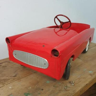 1 voiture a pedales rouge