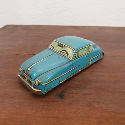 1 voiture en tole bleue