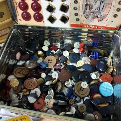 2 boite de boutons anciens