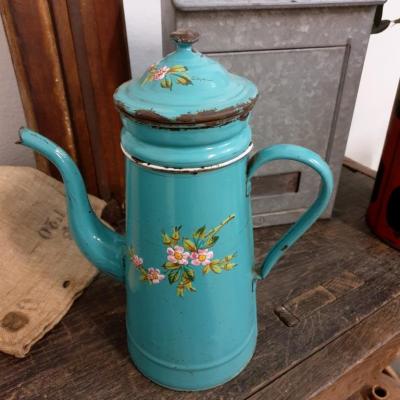 2 cafetiere bleue emaillee fleurs roses