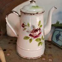 2 cafetiere emaille blanche avec rose