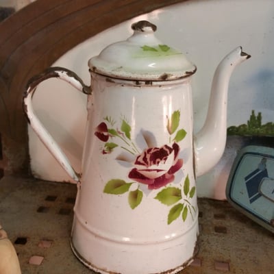 2 cafetiere emaille blanche avec rose