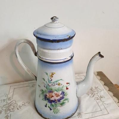 2 cafetiere emaillee blanche et bleue a fleurs