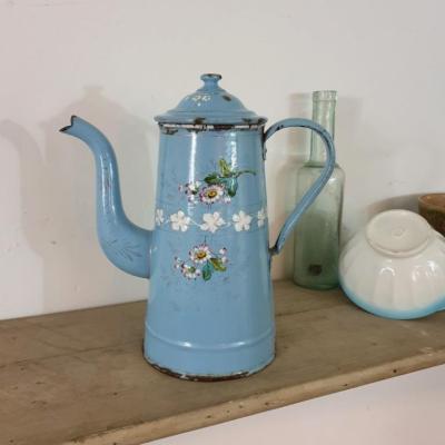 2 cafetiere emaillee bleue frise blanche de fleurs