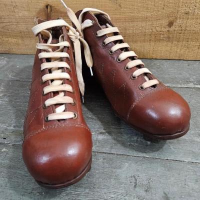 2 chaussures de foot marron 1