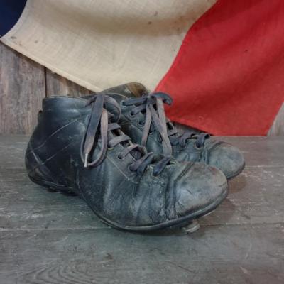 2 chaussures de foot noires