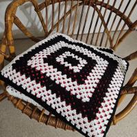 2 coussins au crochet noirs et blancs