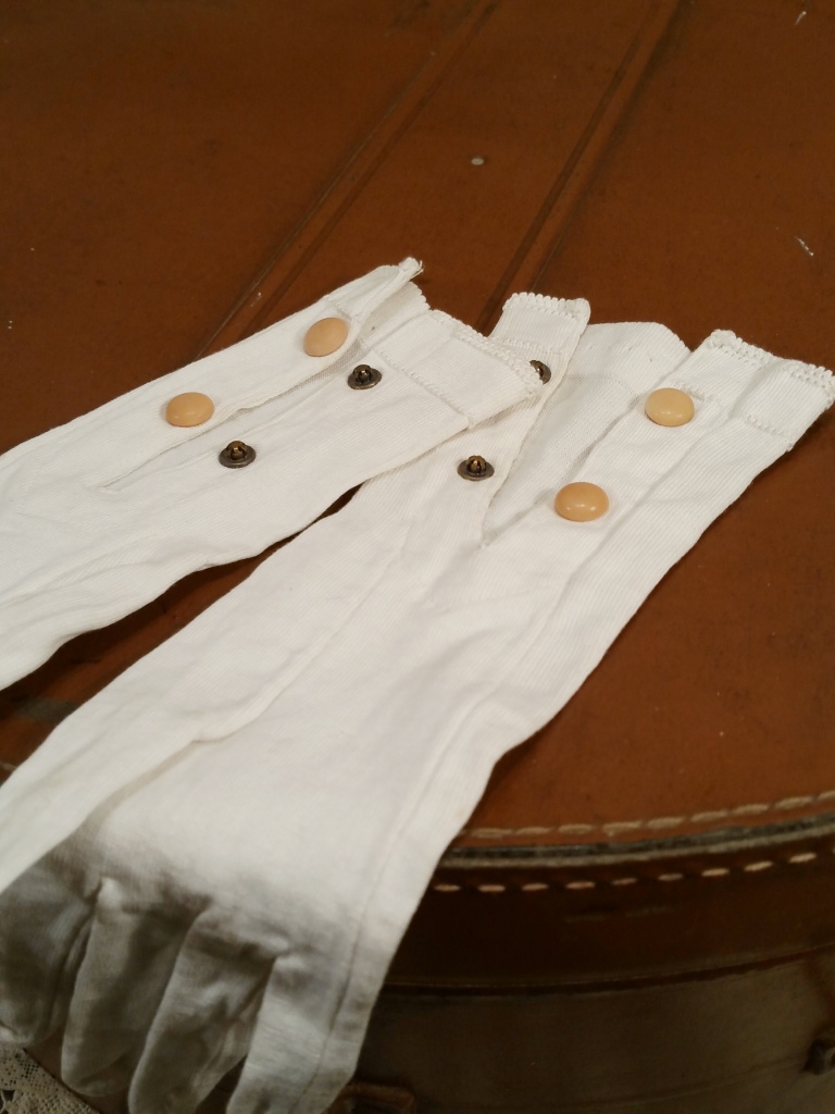 2 gants blancs