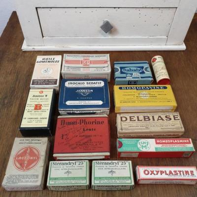 2 lot de boites en carton de medicaments