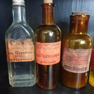 2 lot de flacons divers pharmacies
