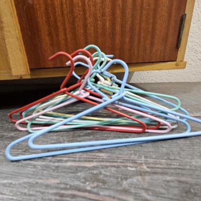 2 lot de petits cintres de poupee