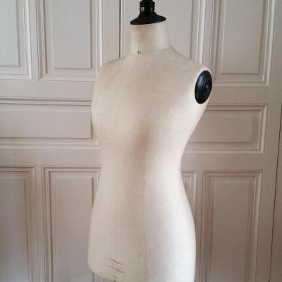 2 mannequin stockman