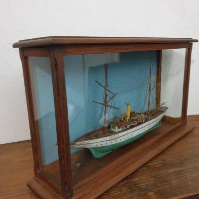 2 maquette vitrine de bateau