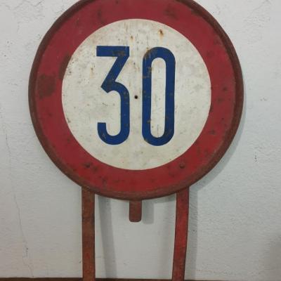2 panneau 30 km h usine 2
