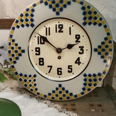 2 pendule ronde en tole bleue et jaune