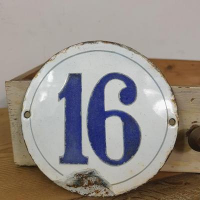 2 plaque emaillee n 16