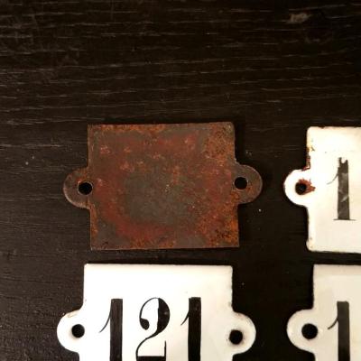 2 plaques emaillees 120
