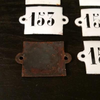 2 plaques emaillees 150