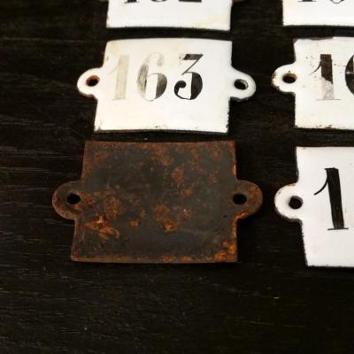 2 plaques emaillees 160