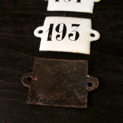 2 plaques emaillees 190