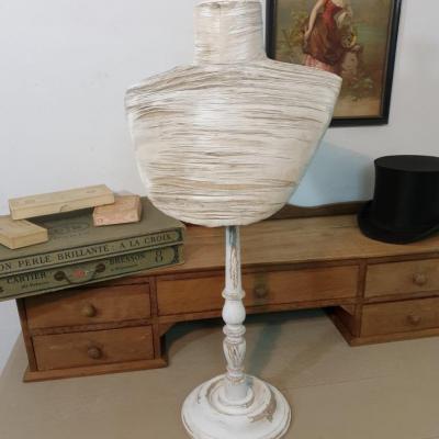 2 presentoir buste blanc 1