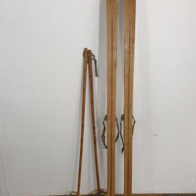 2 ski anciens en bois