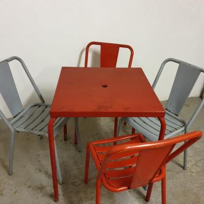 2 table et chaises tolix de bistrot