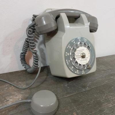 2 telephone mural gris