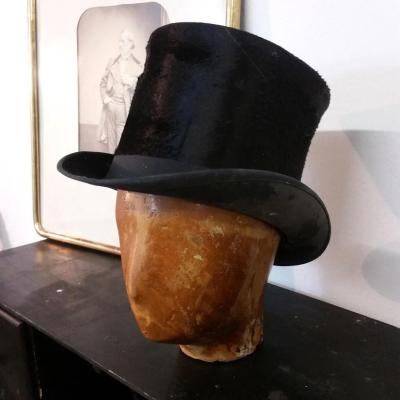 2 tete et chapeau haut de forme