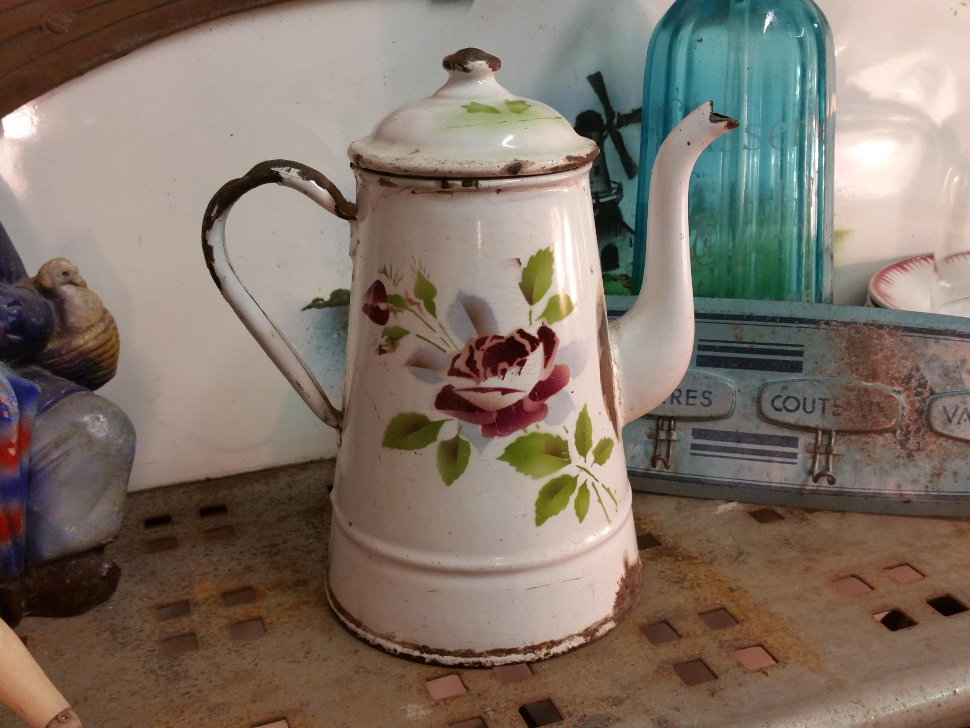 3 cafetiere emaille blanche avec rose