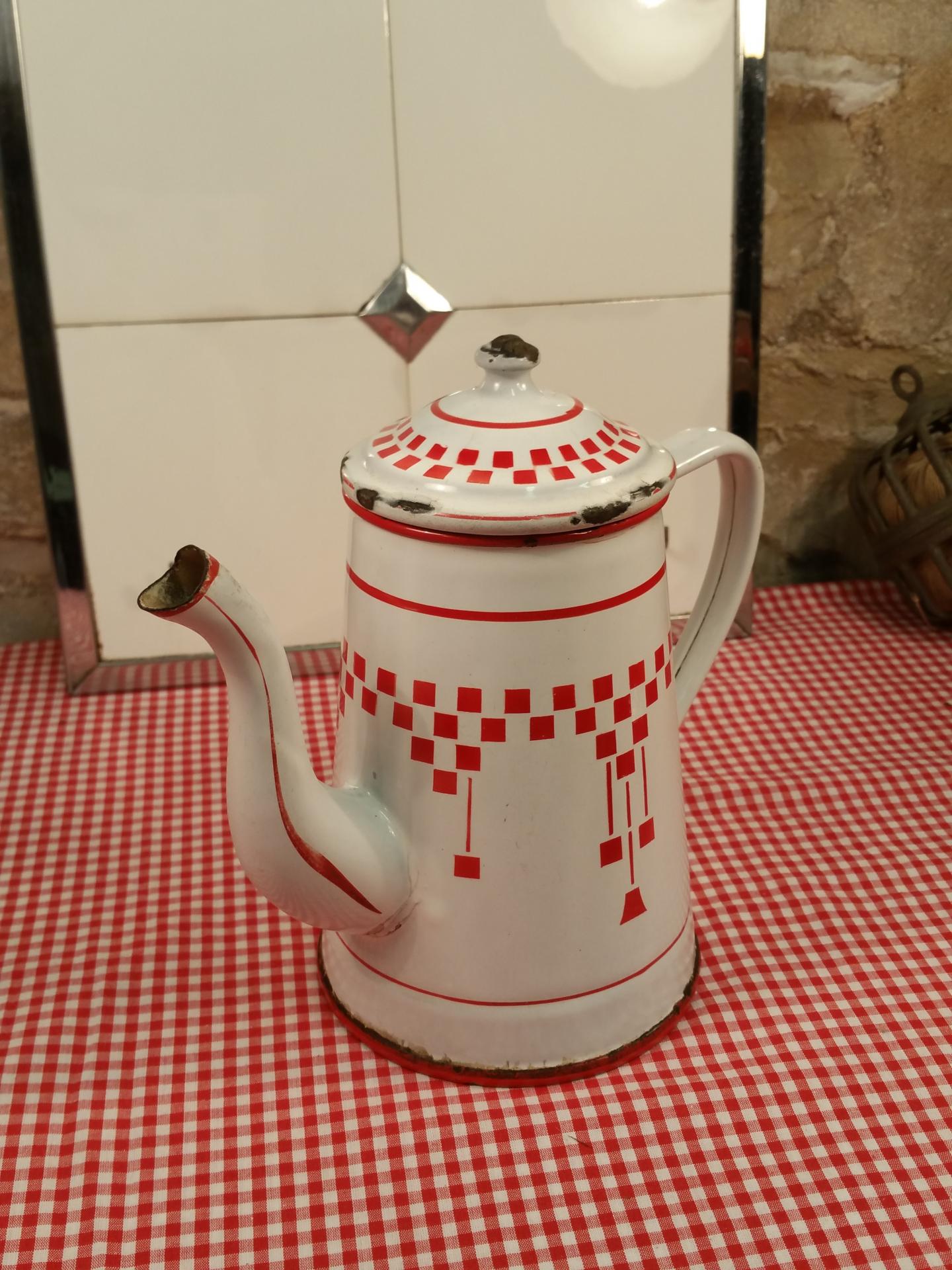 3 cafetiere emaillee blanche et rouge