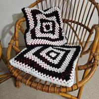 3 coussins au crochet noirs et blancs