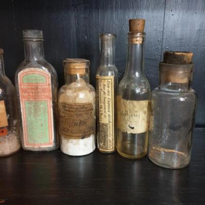 3 flacons de medicaments
