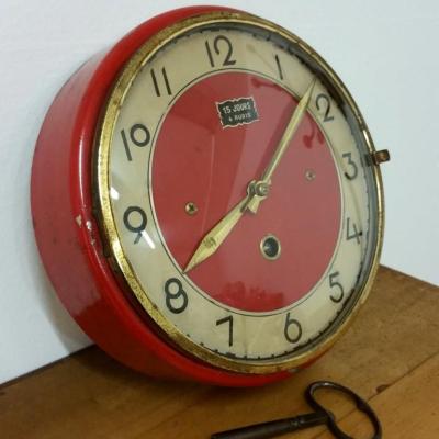 3 pendule murale rubis