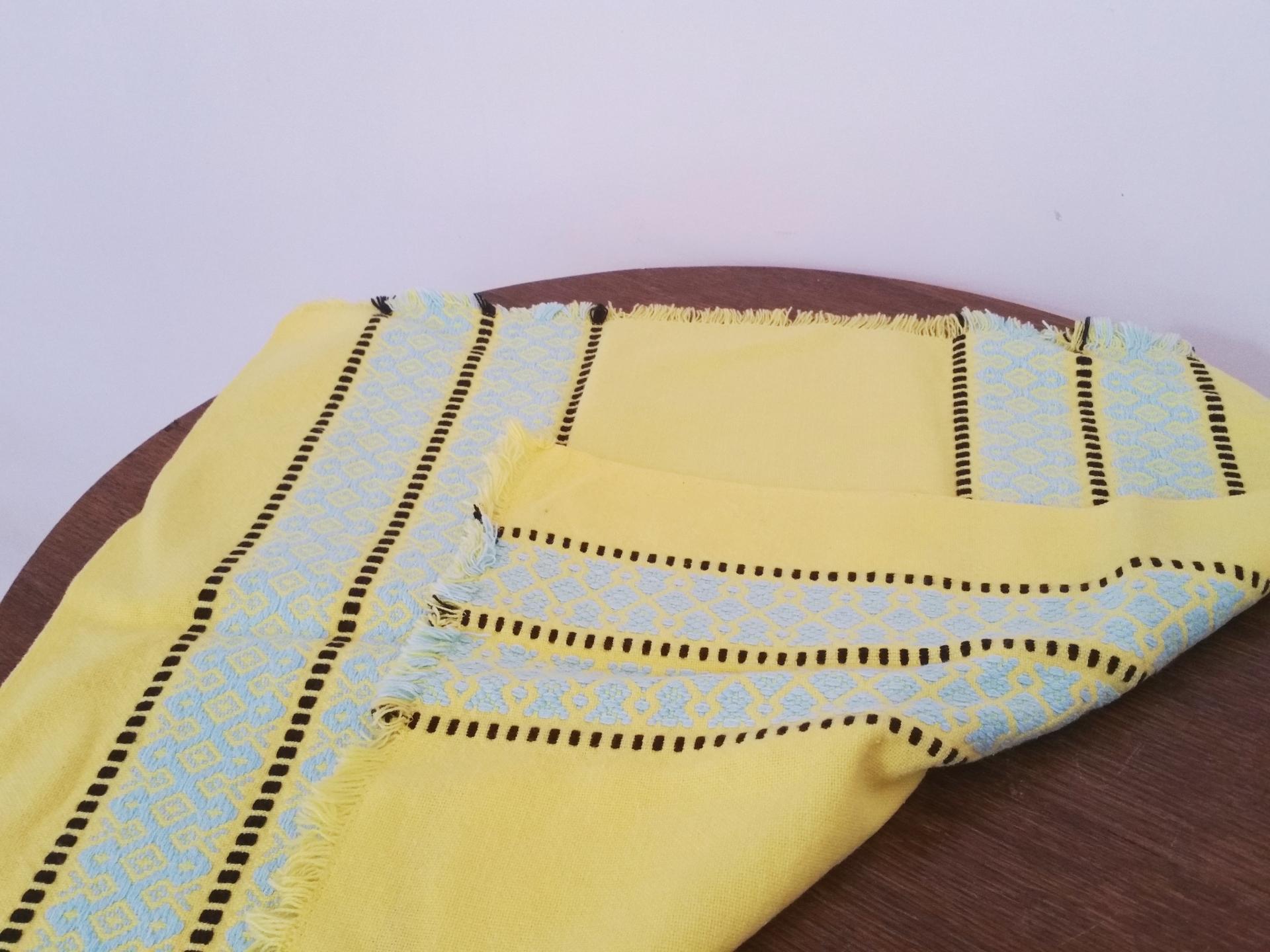3 serviettes jaunes