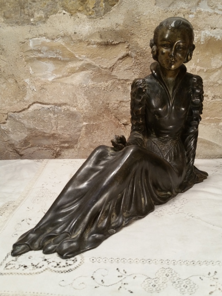 Statue de femme des années 30 Art Déco en régule