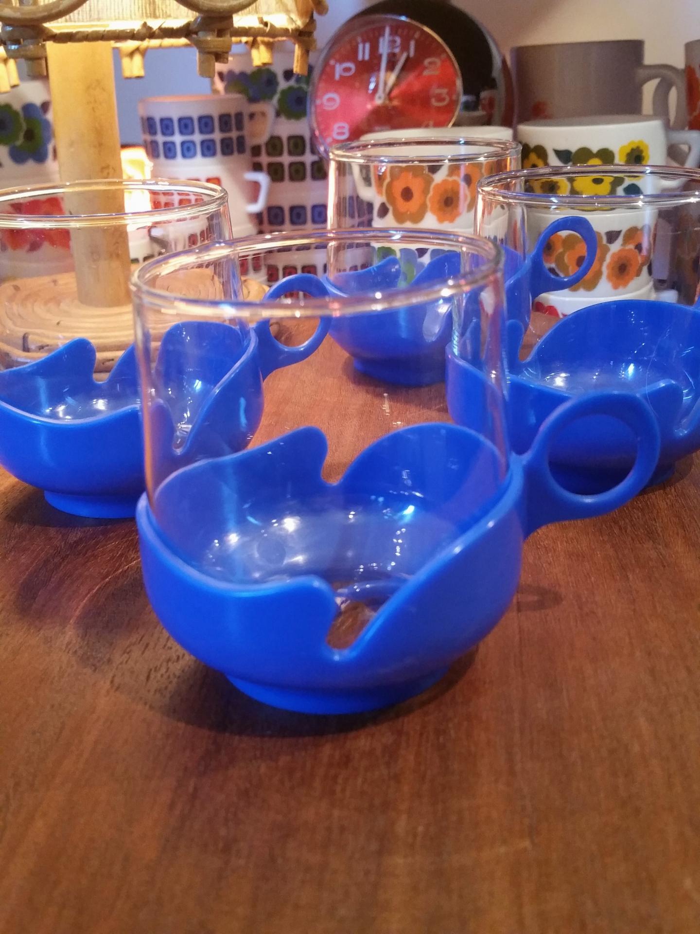 3 tasses bleues