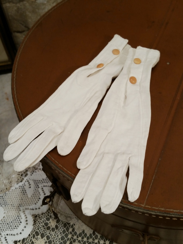 4 gants blancs