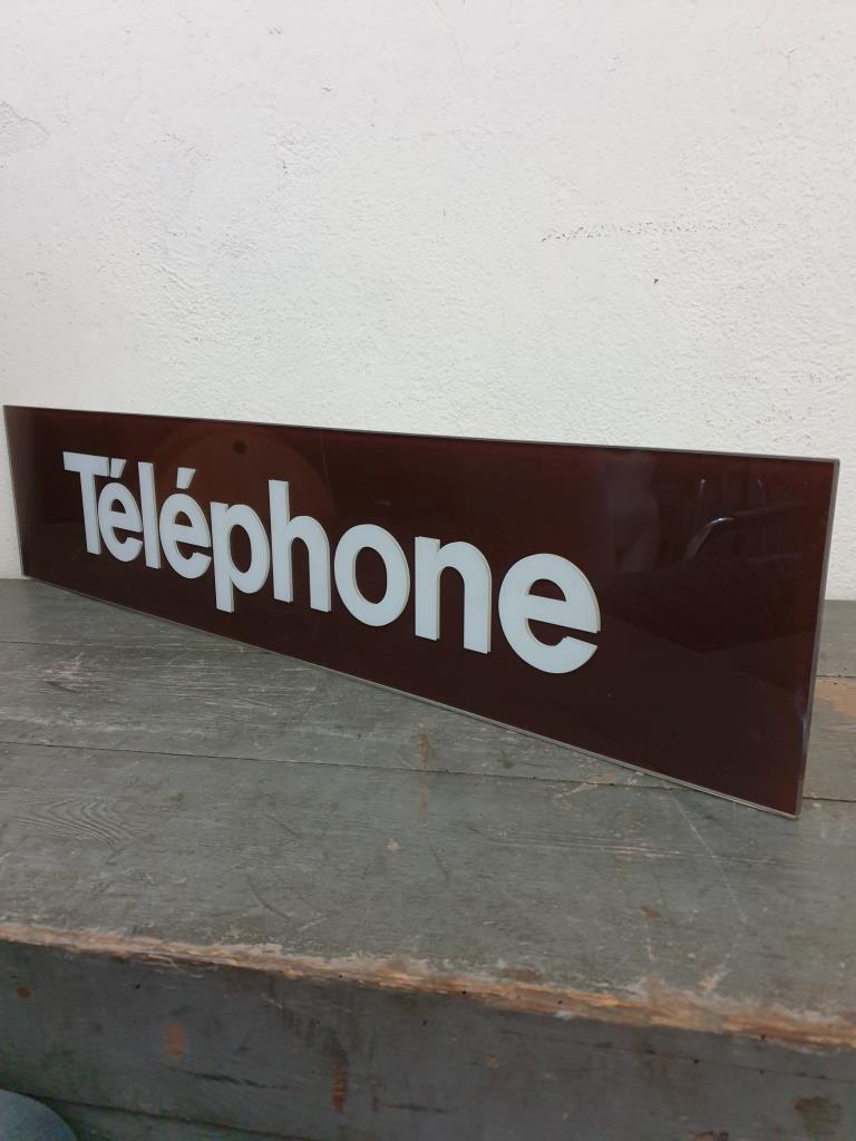 4 plaque telephone
