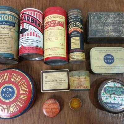 5 boites en metal de medicaments