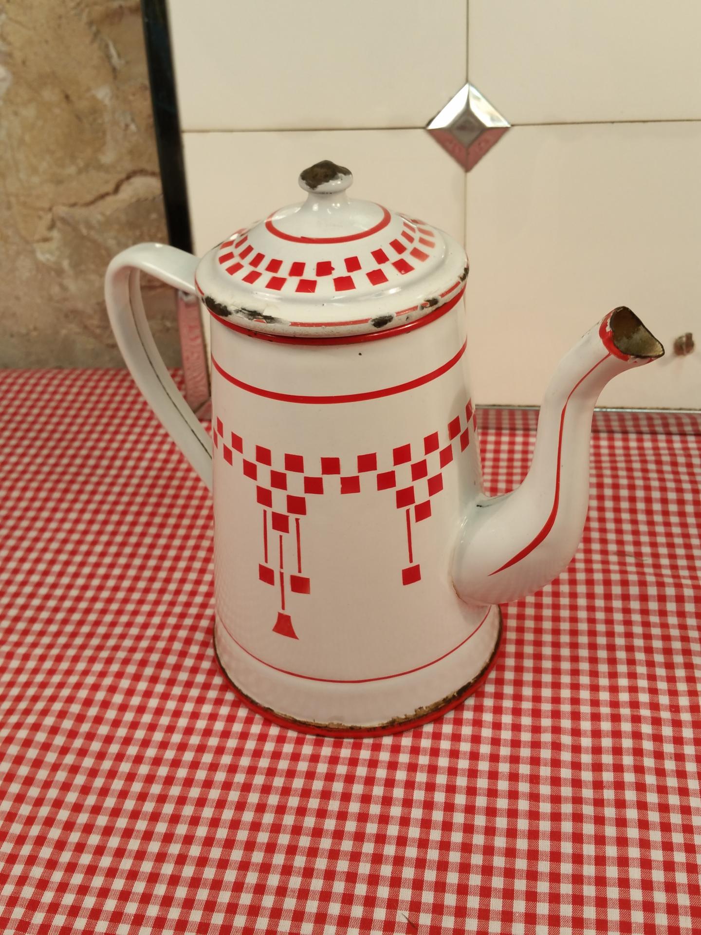5 cafetiere emaillee blanche et rouge
