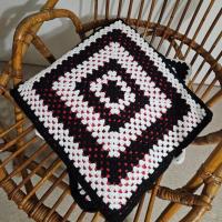 5 coussins au crochet noirs et blancs