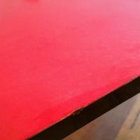 7 table basse formica rouge
