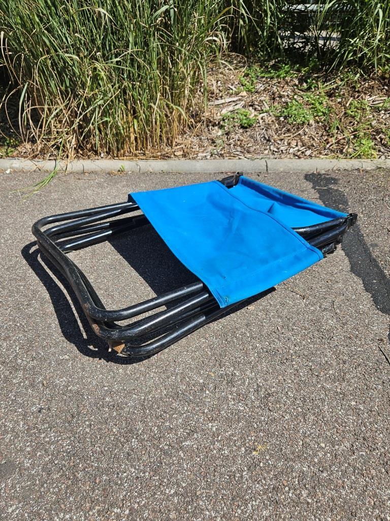 8 fauteuils pliants bleux